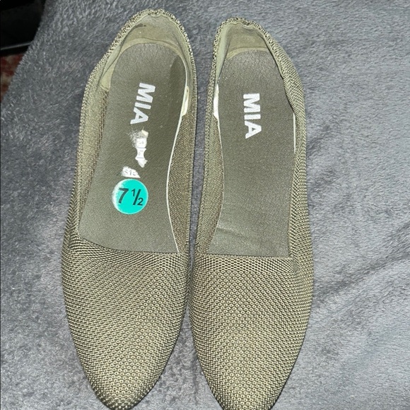 MIA Black Slip-On Flats with Elastic Goring - Picture 1 of 6